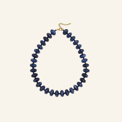Kralenketting kleurverloop – marineblauw vrijstaand op beige