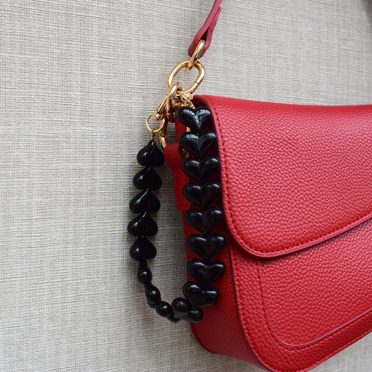 Hartjes kralen bag charm zwart aan tas