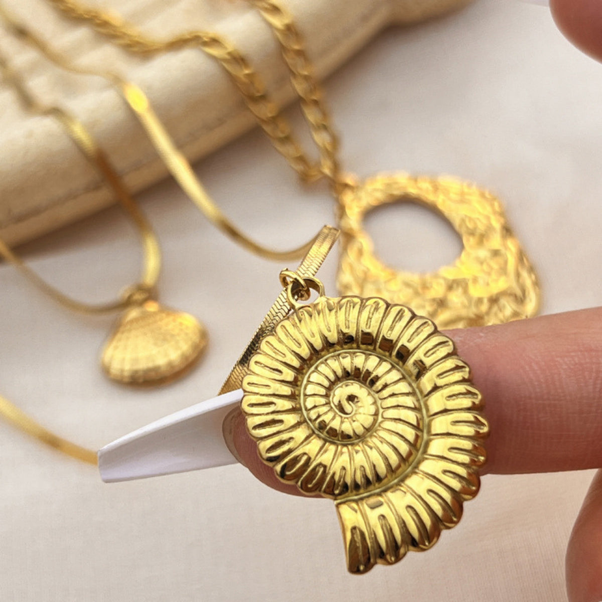 Gold seashell necklace - photo 3