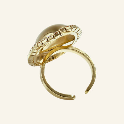 Ovale statement ring met strass – zijaanzicht op beige