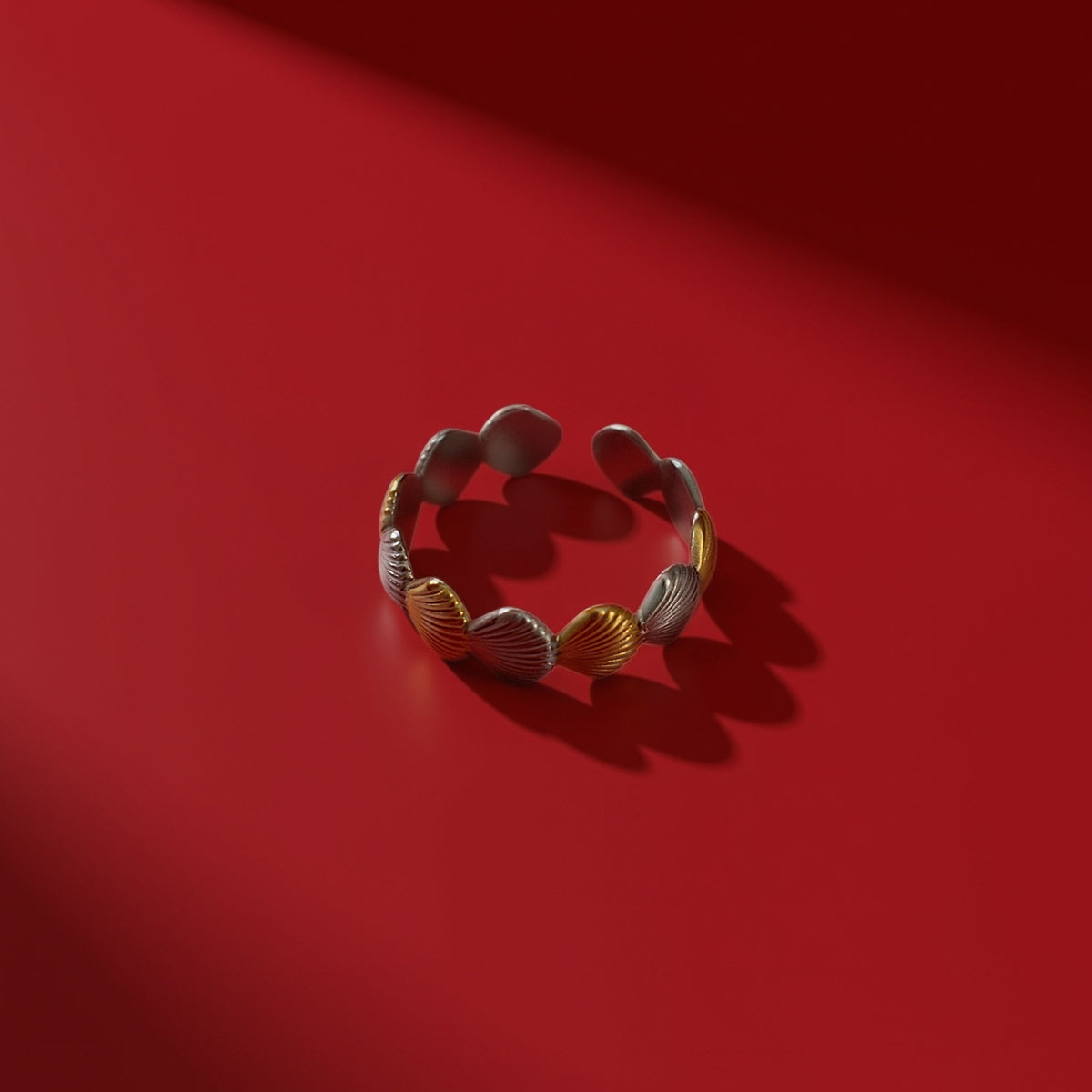 Seashell ring gold silver – on red background