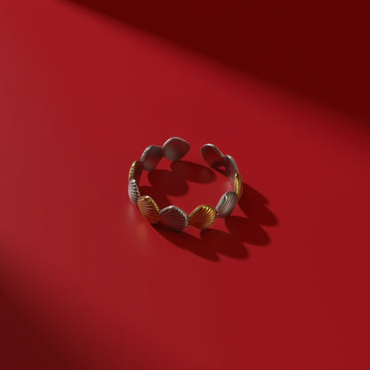 Seashell ring gold silver – on red background