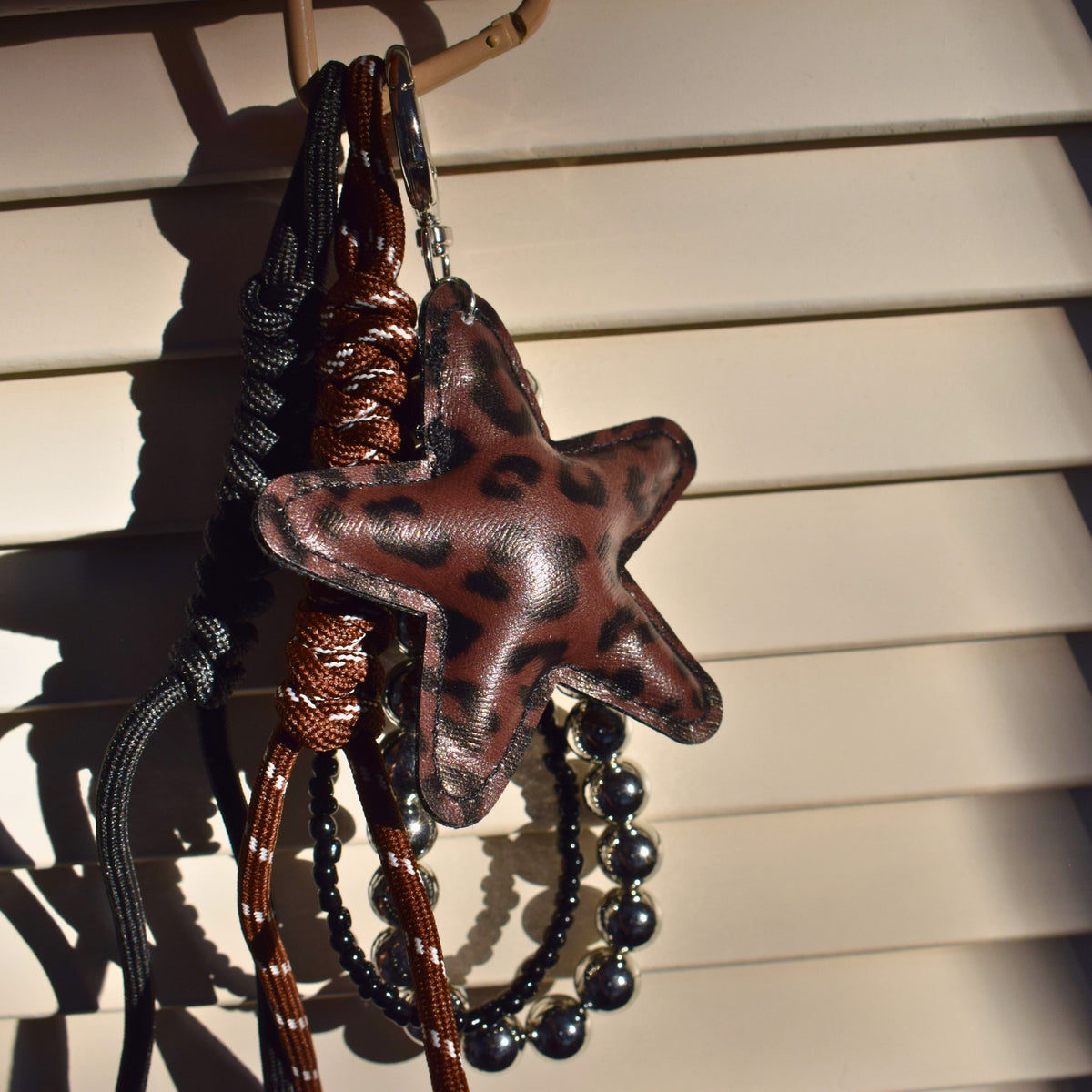 Ster bag charm met kralen bruin, sfeerfoto