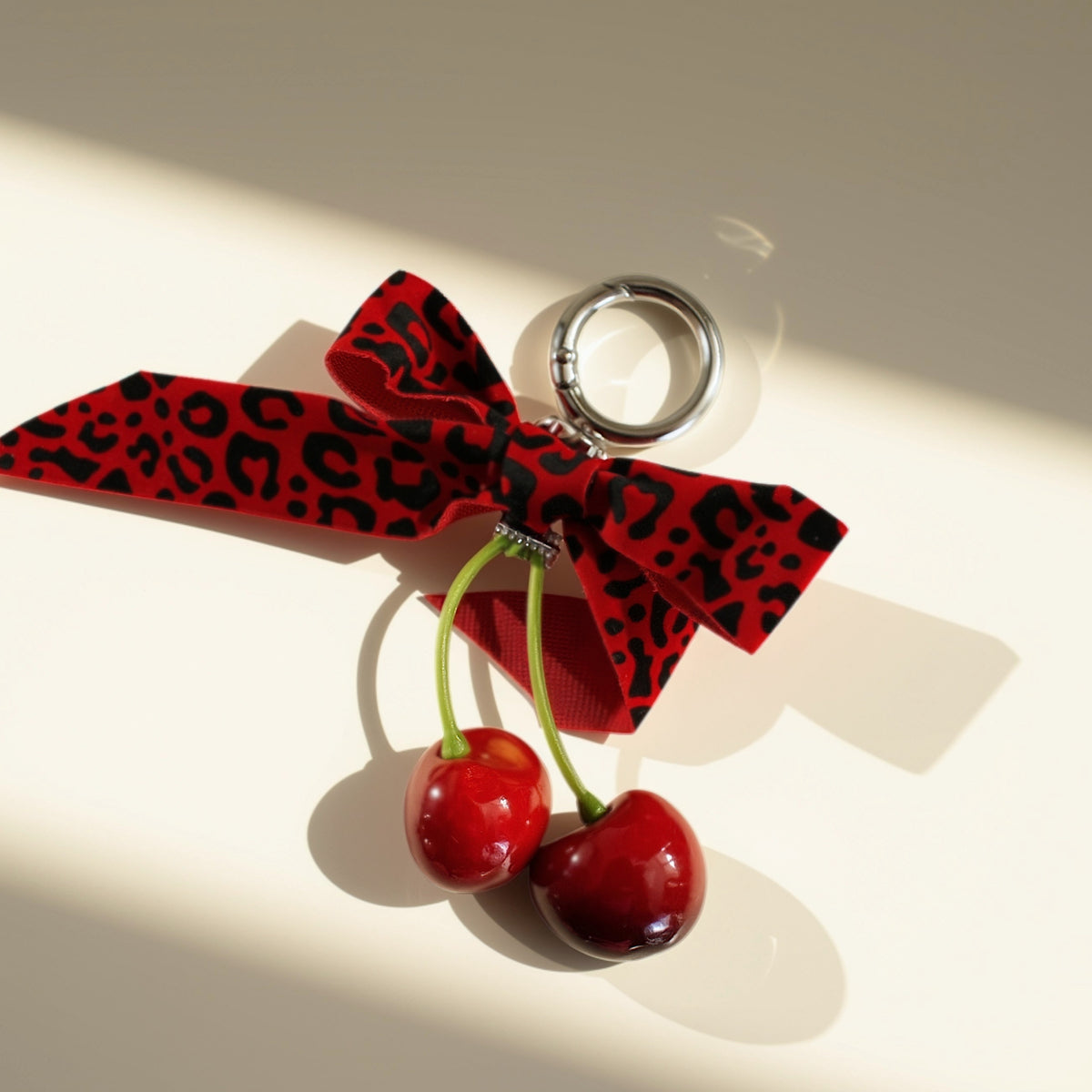 Kersen met panterprint strik bag charm