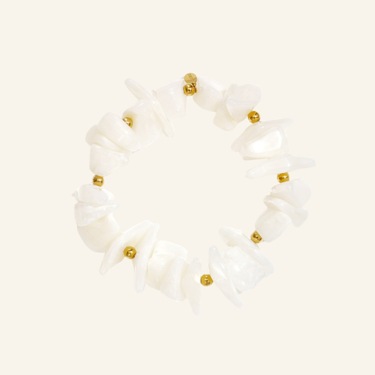 Chunky chips armband edelsteen-look – wit vrijstaand op beige