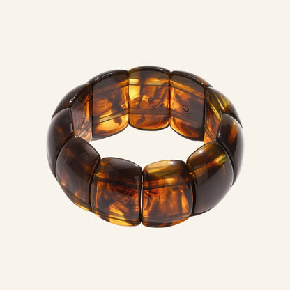 Segment bangle – amber vrijstaand op beige