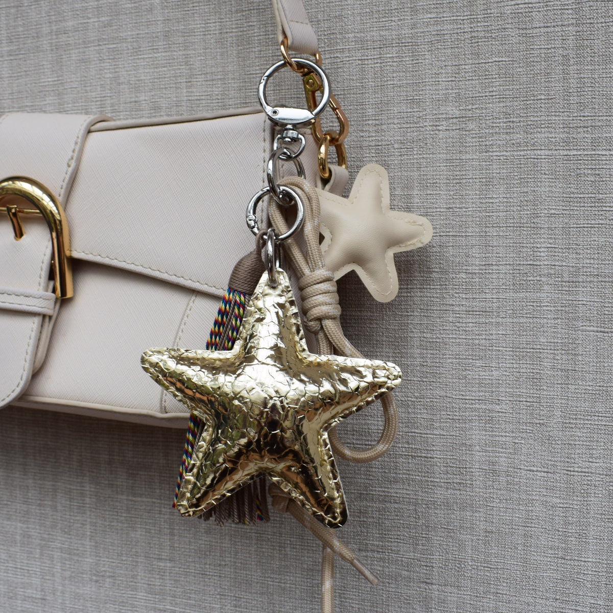 Ster bag charm met franjes goud aan tas