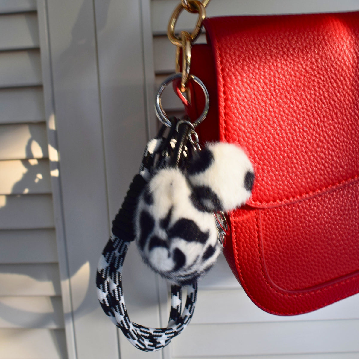 Mini tasje fluffy bag charm zwart aan rode tas