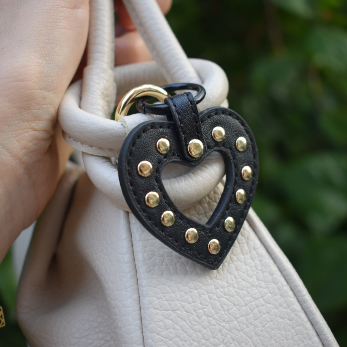 Hart studs bag charm zwart aan tas