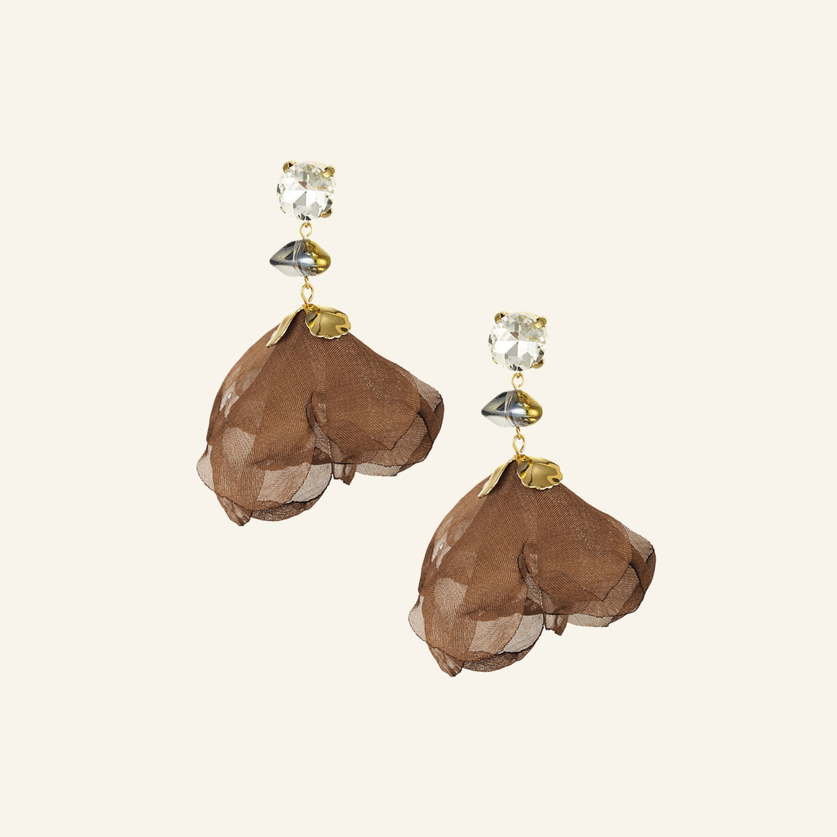 Rozenblad oorbellen – bruin, vrijstaand op beige