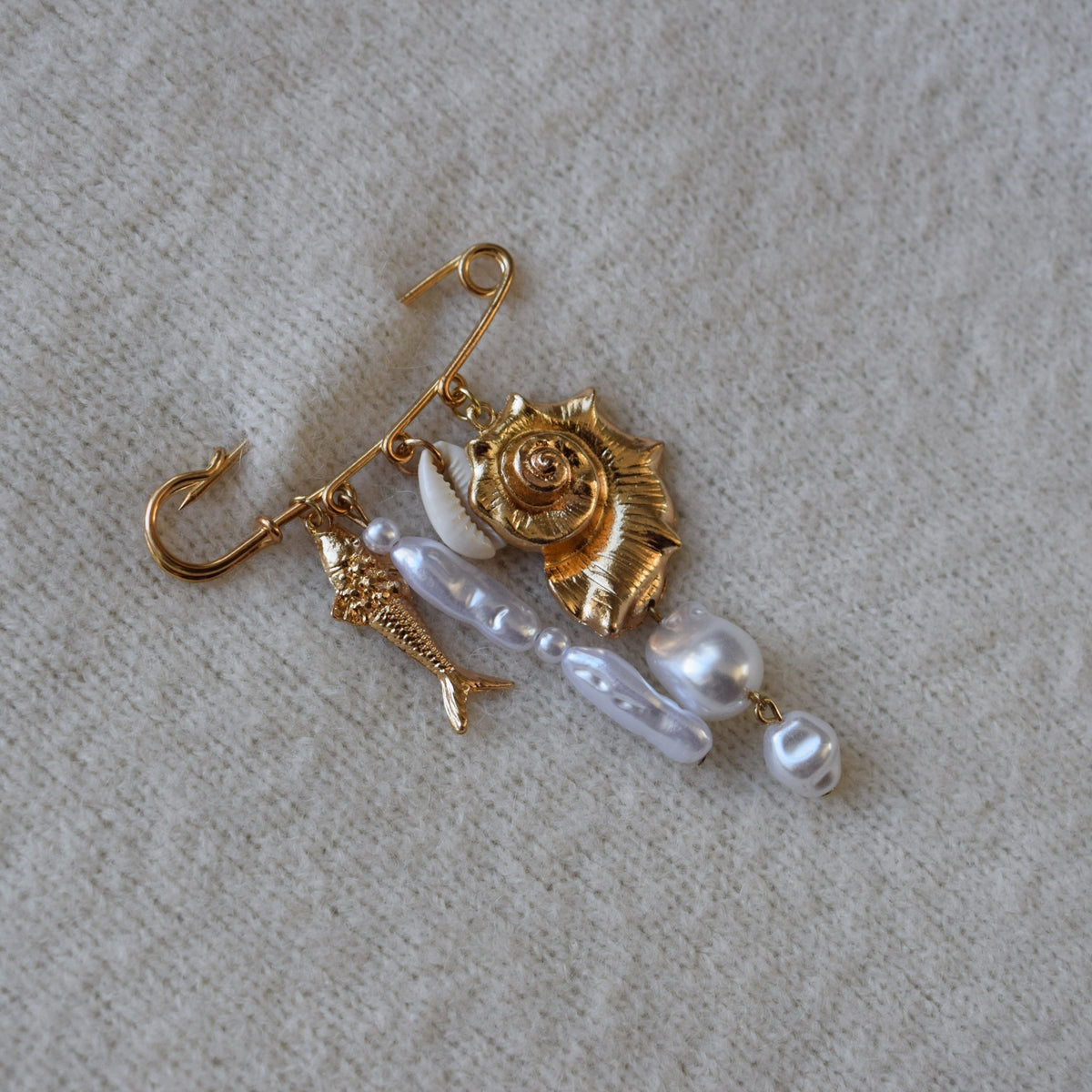 Schelp vis parel broche goud wit