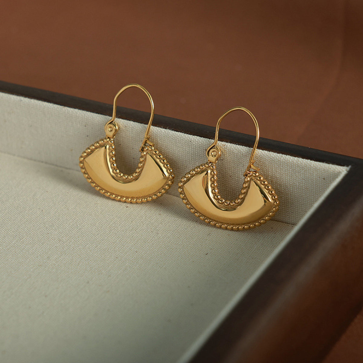 Boho fan earrings gold – detail of the earrings