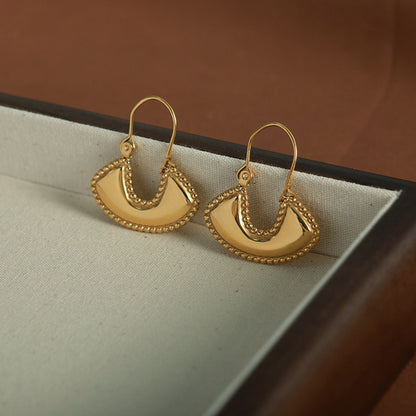 Boho fan earrings gold – detail of the earrings