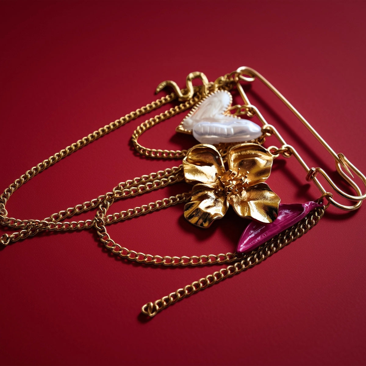 Bloem hart slang broche goud roze close-up