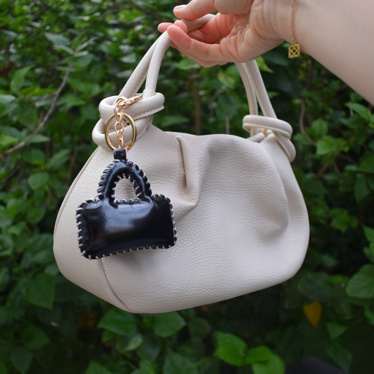 Mini tasje bag charm zwart aan witte tas