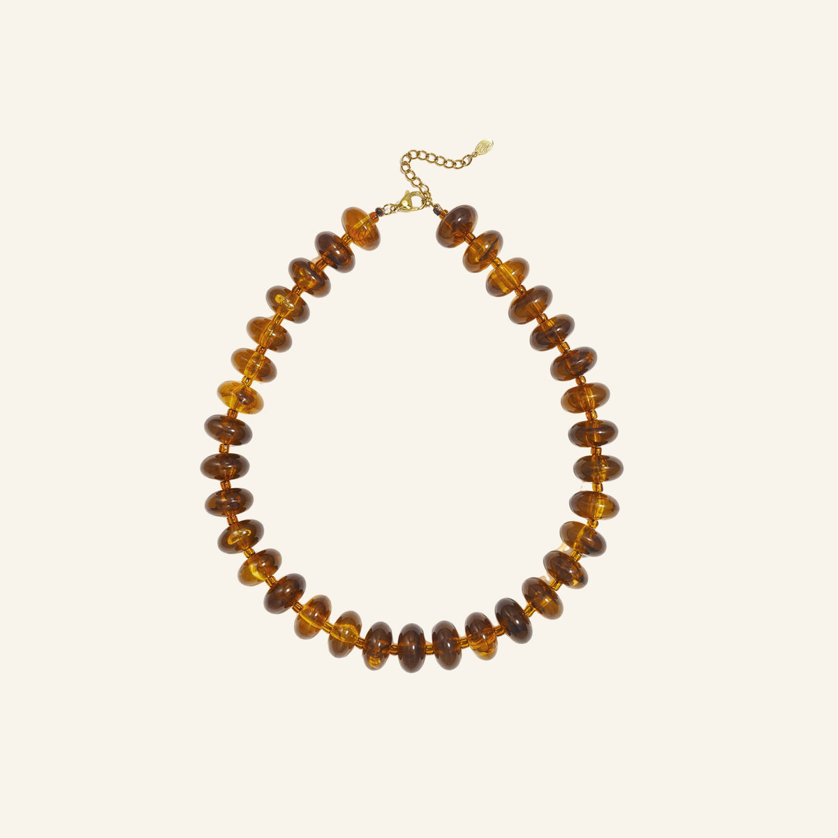 Kralenketting kleurverloop – bruin vrijstaand op beige