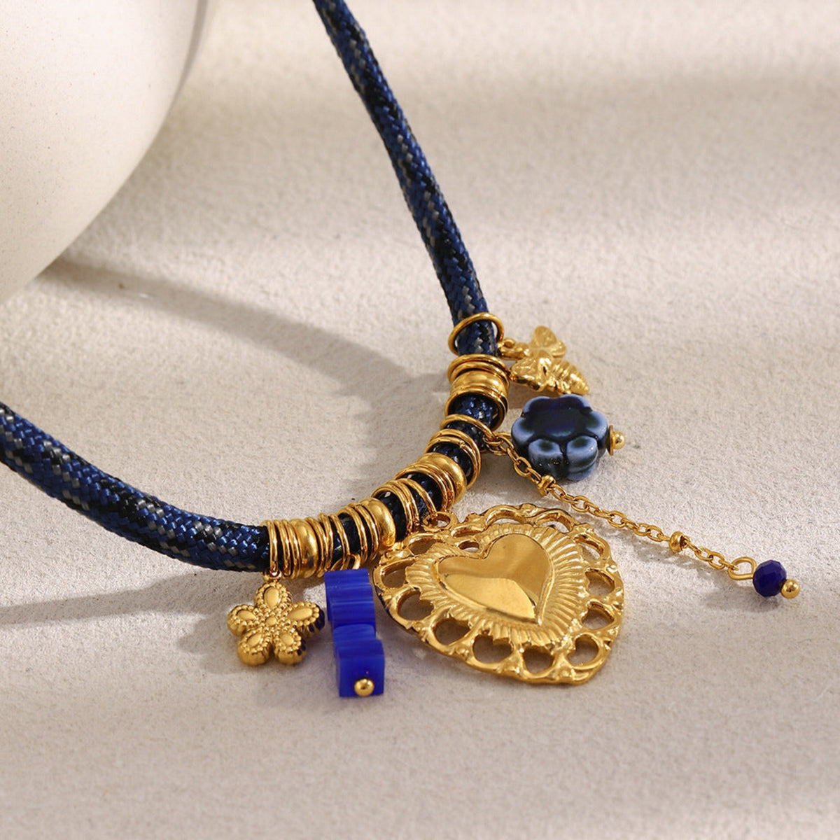 Hart bedelketting blauw – detail van de bedels