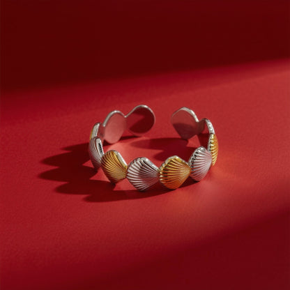 Seashell ring gold silver – close-up on red