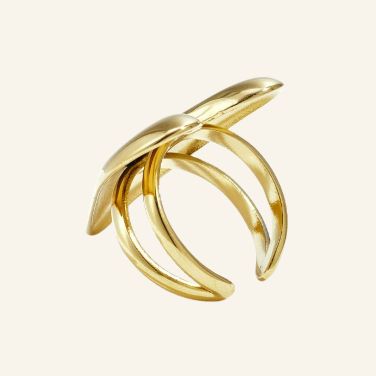 Statement ring groot hart – goud, zijaanzicht op beige