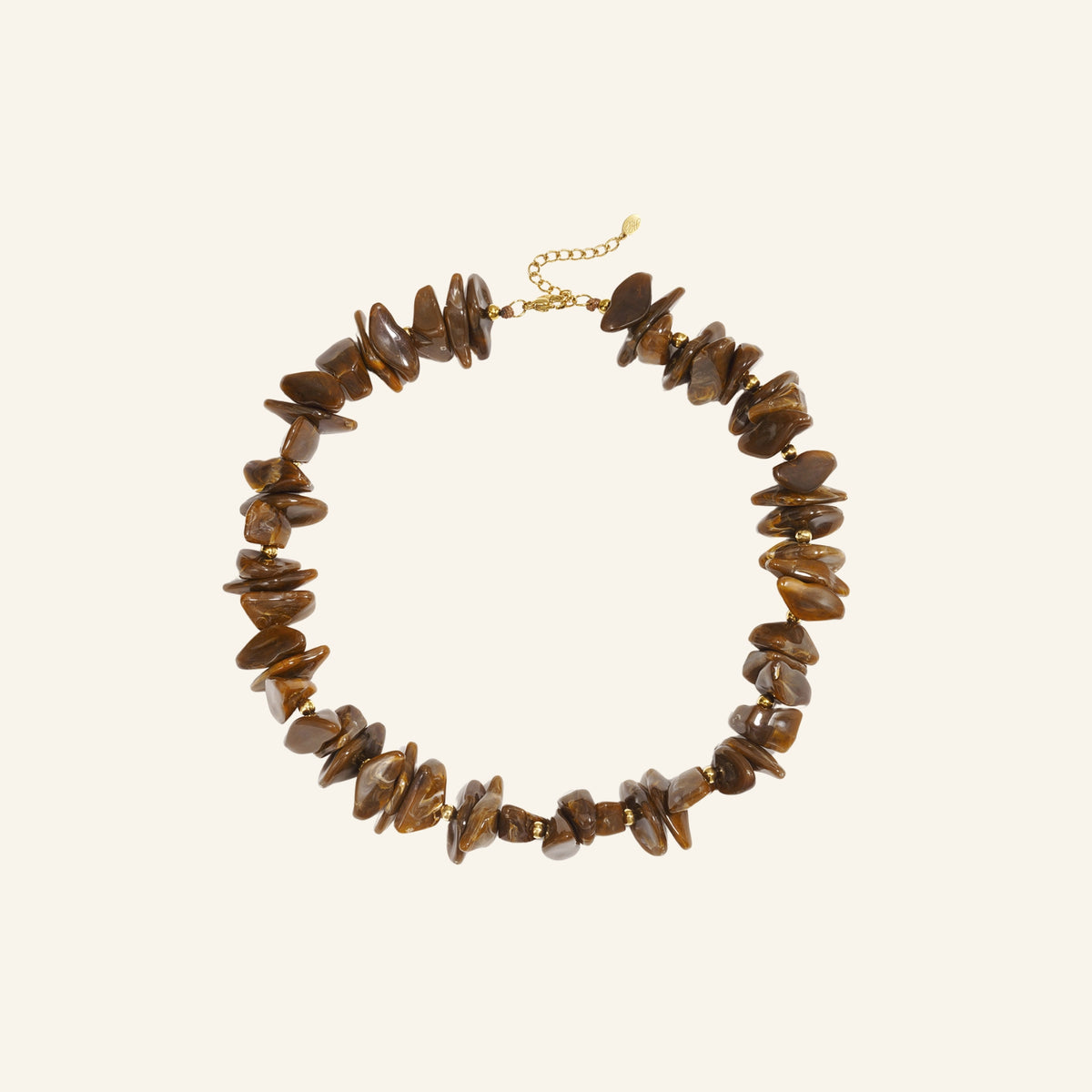 Chunky chips ketting edelsteen-look – bruin vrijstaand op beige