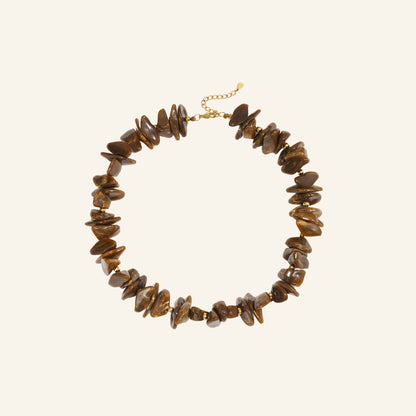 Chunky chips ketting edelsteen-look – bruin vrijstaand op beige