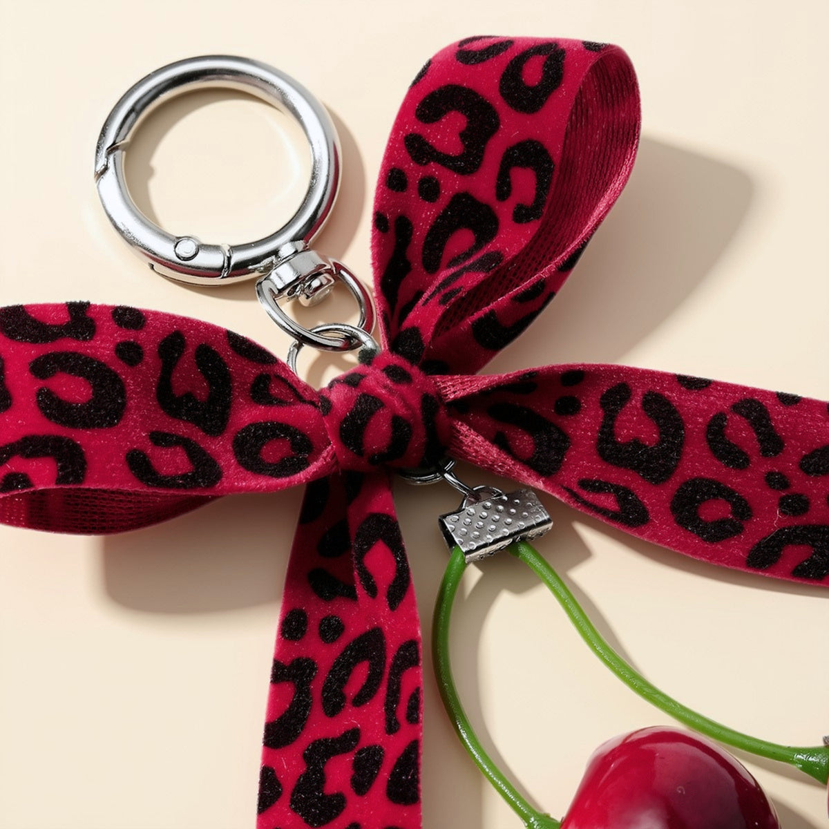 Kersen met panterprint strik bag charm detail
