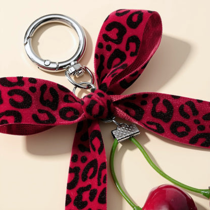 Kersen met panterprint strik bag charm detail
