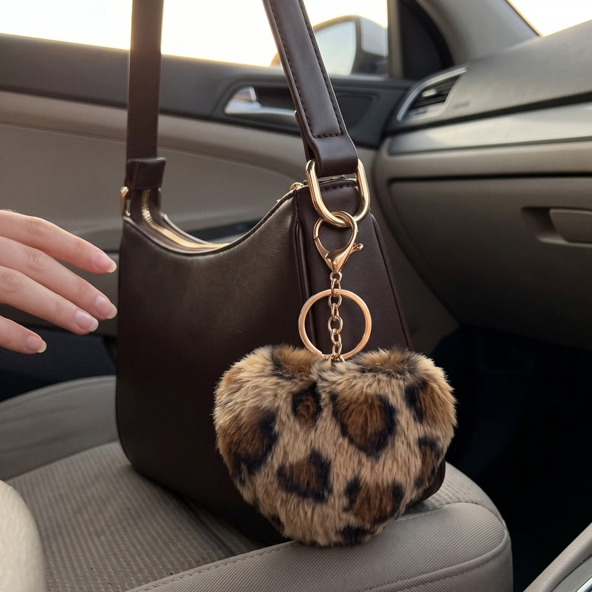 Fluffy hart bag charm met panterprint in de auto