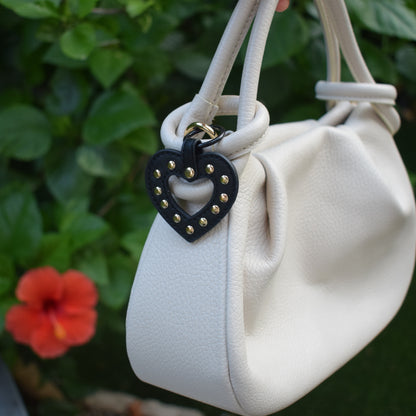 Hart studs bag charm zwart aan tas