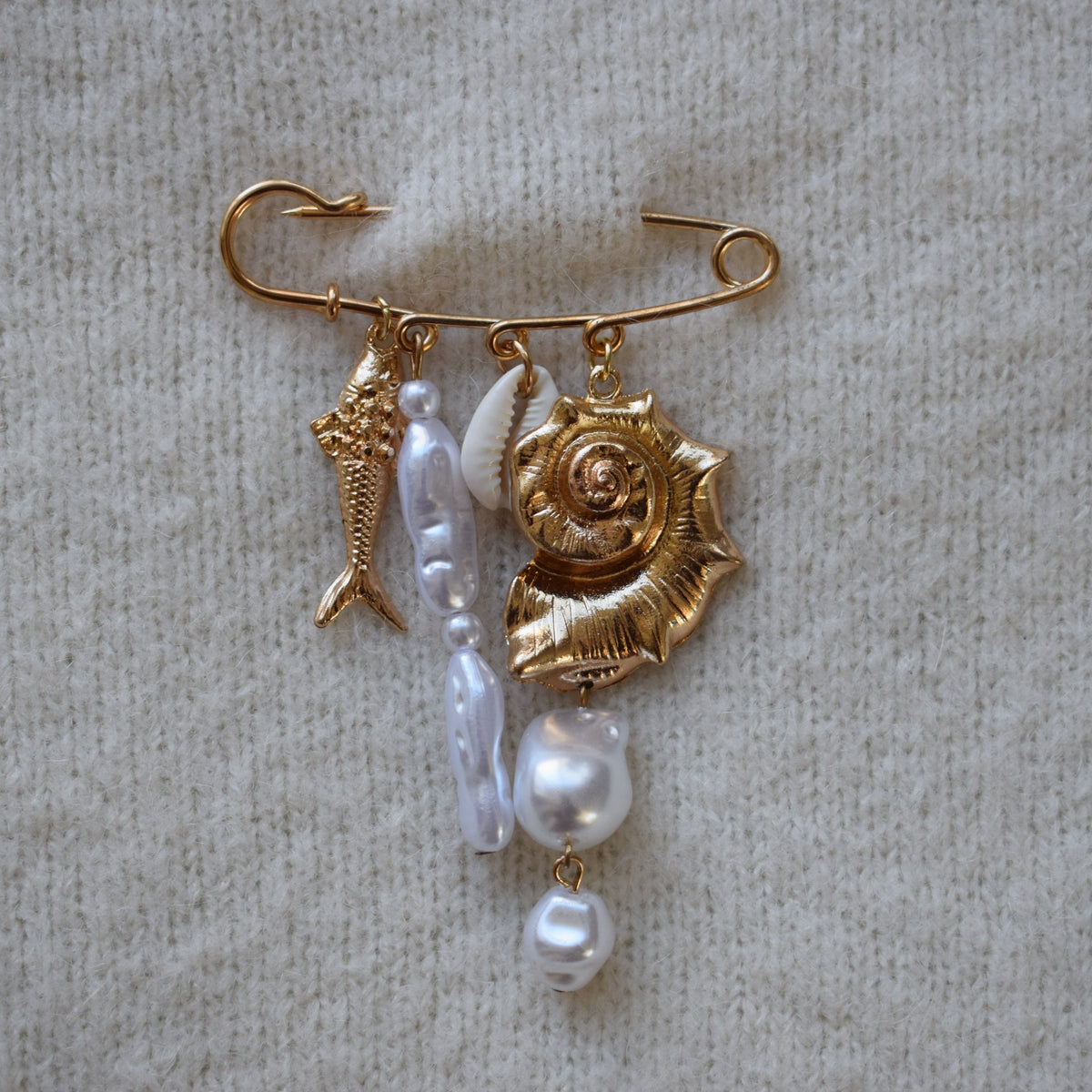 Schelp vis parel broche goud wit