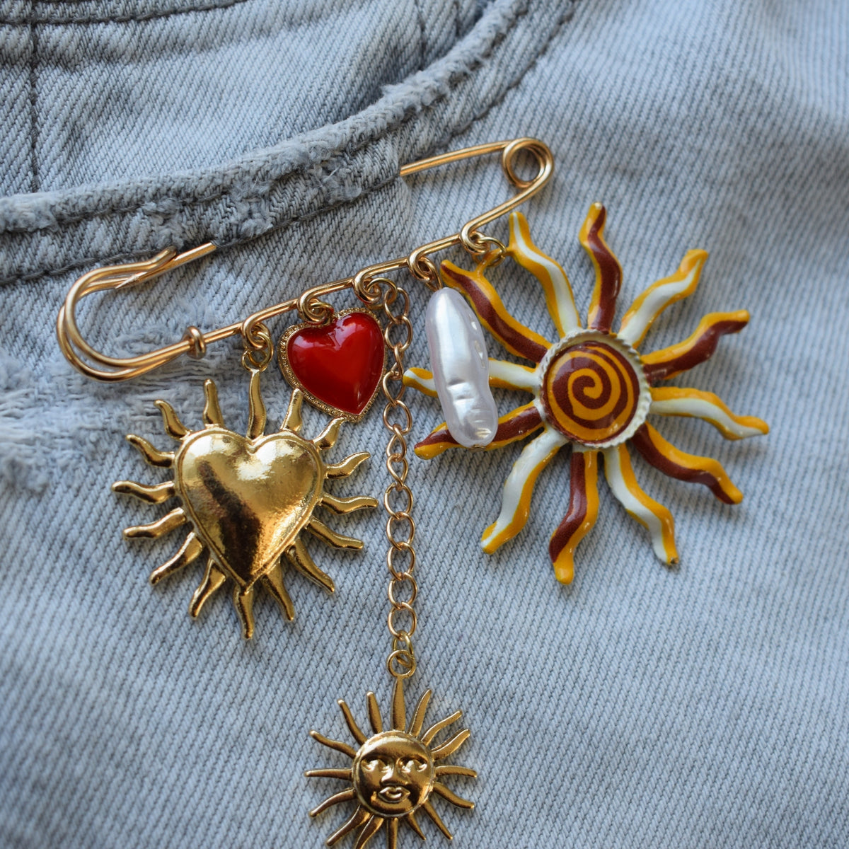 Zon en hart broche goud rood op jas