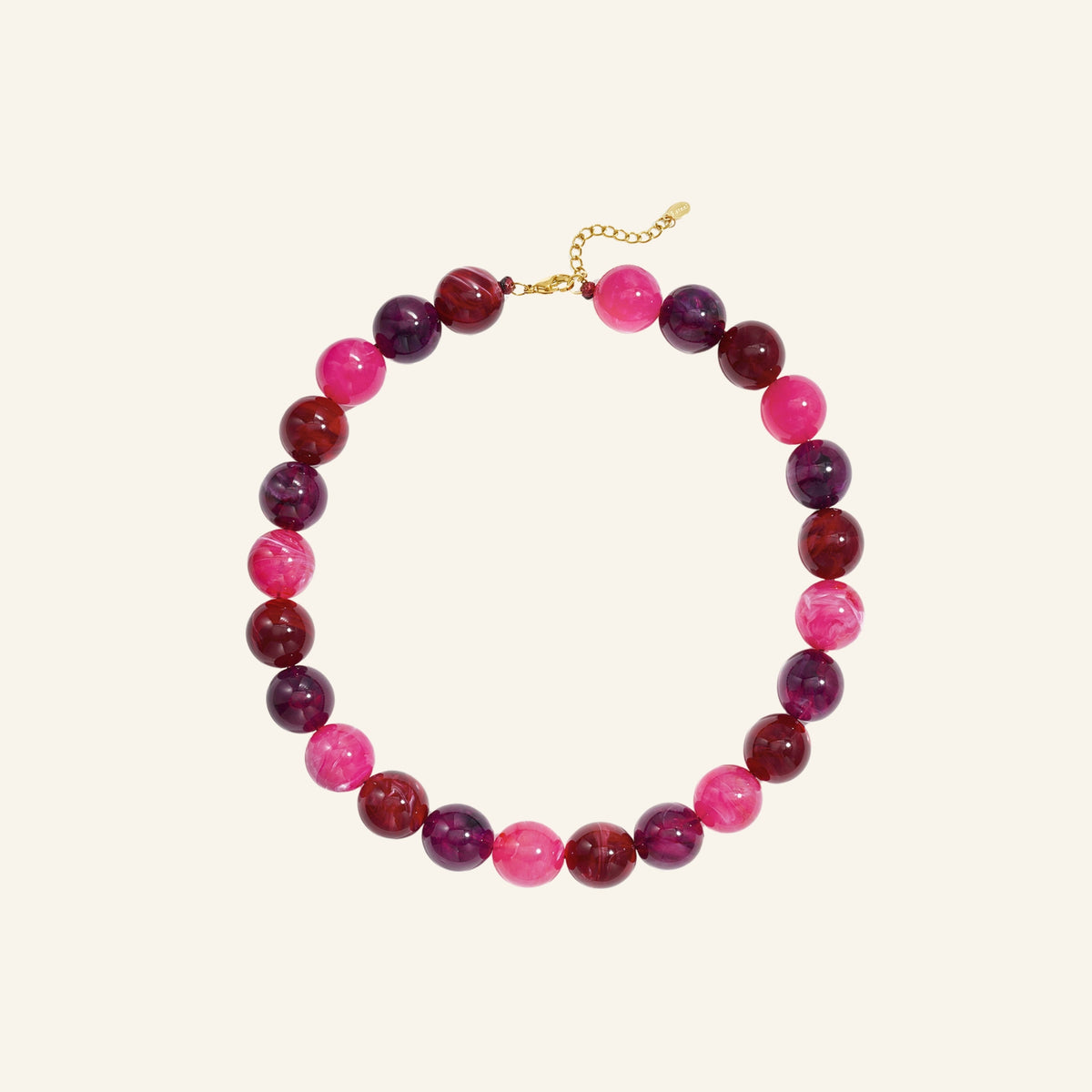 Chunky ronde kralenketting – rood vrijstaand op beige