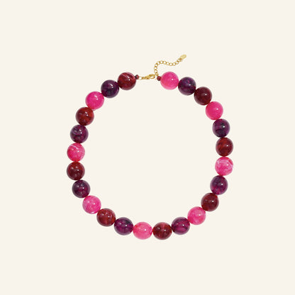 Chunky ronde kralenketting – rood vrijstaand op beige