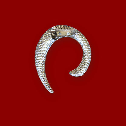 Gebogen broche zilver