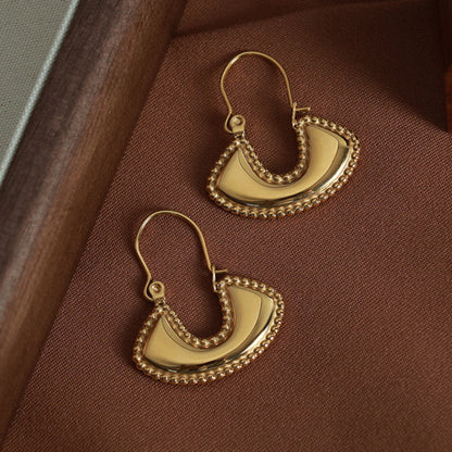 Boho fan earrings gold – close-up