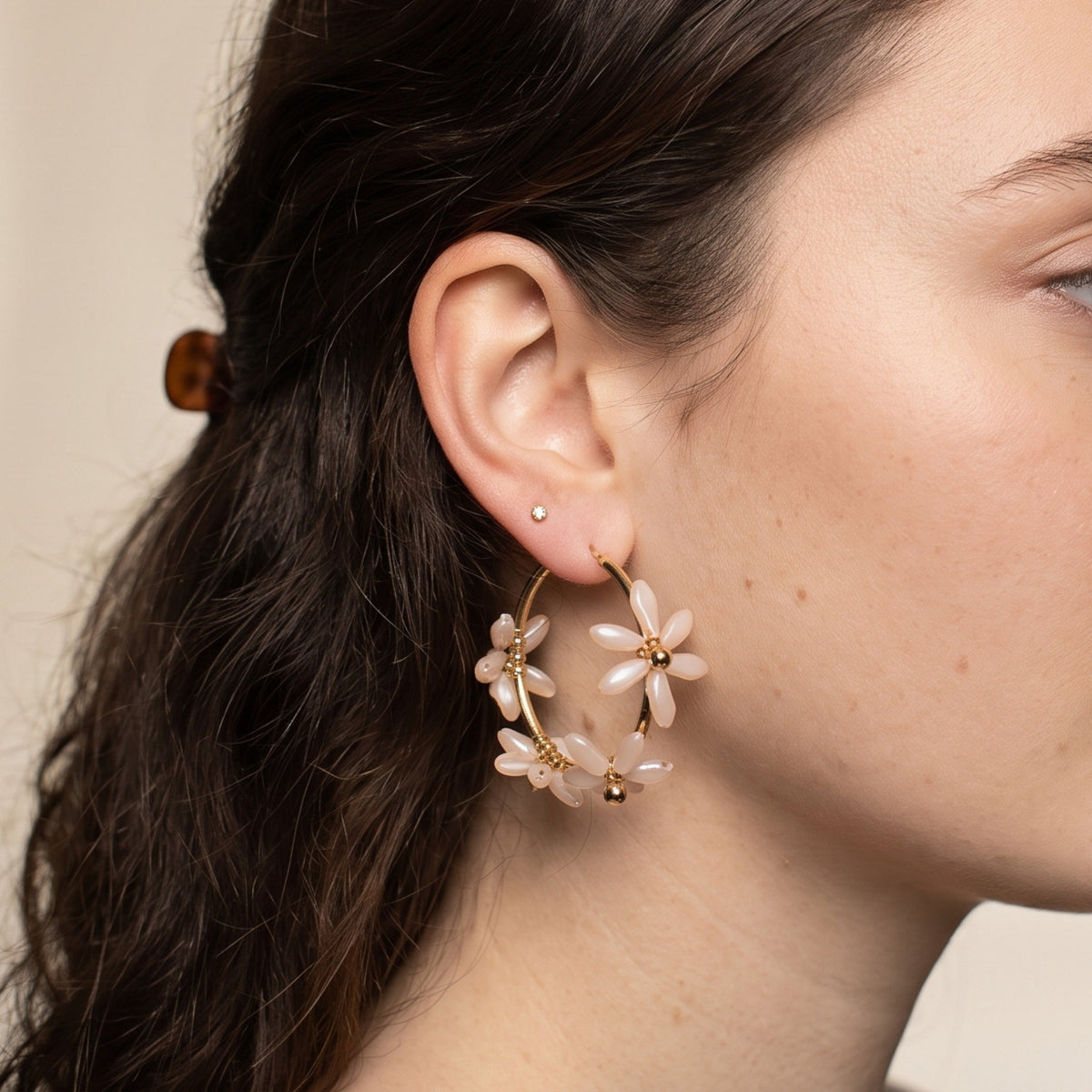 Bloemen oorbellen kralen goud wit – gedragen met model