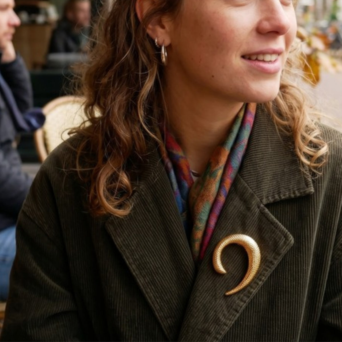 Gebogen broche goud