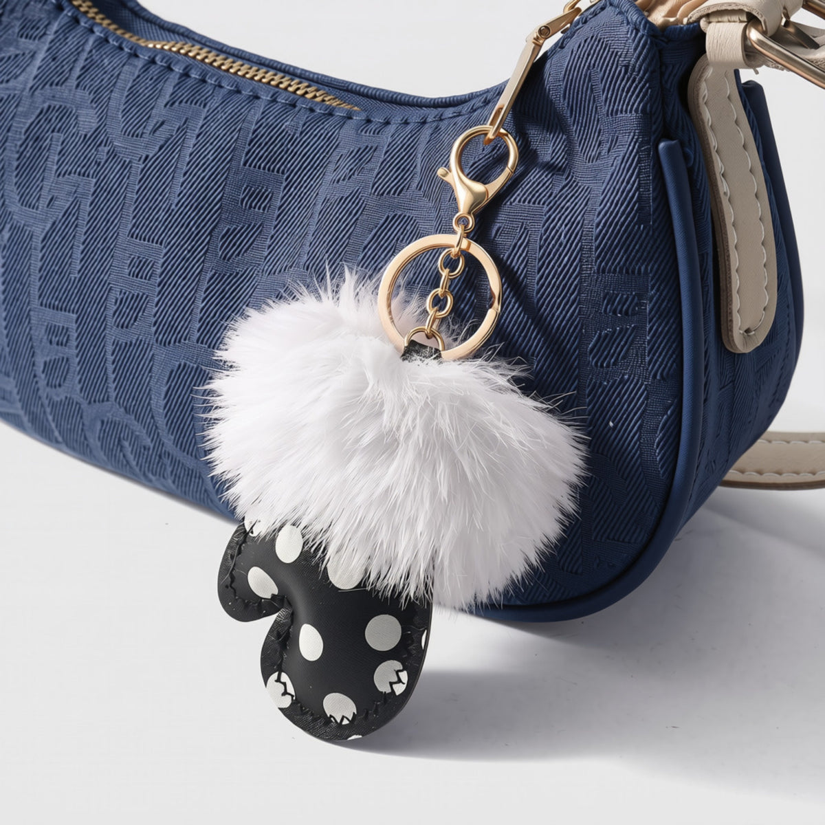 Handschoen polka dots fluffy bag charm aan denim tas