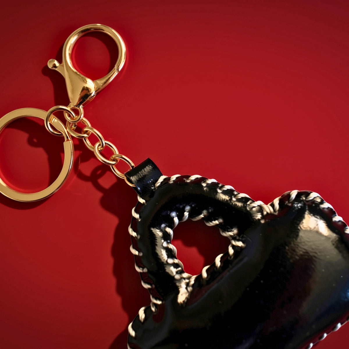 Mini tasje bag charm zwart close-up op rode achtergrond