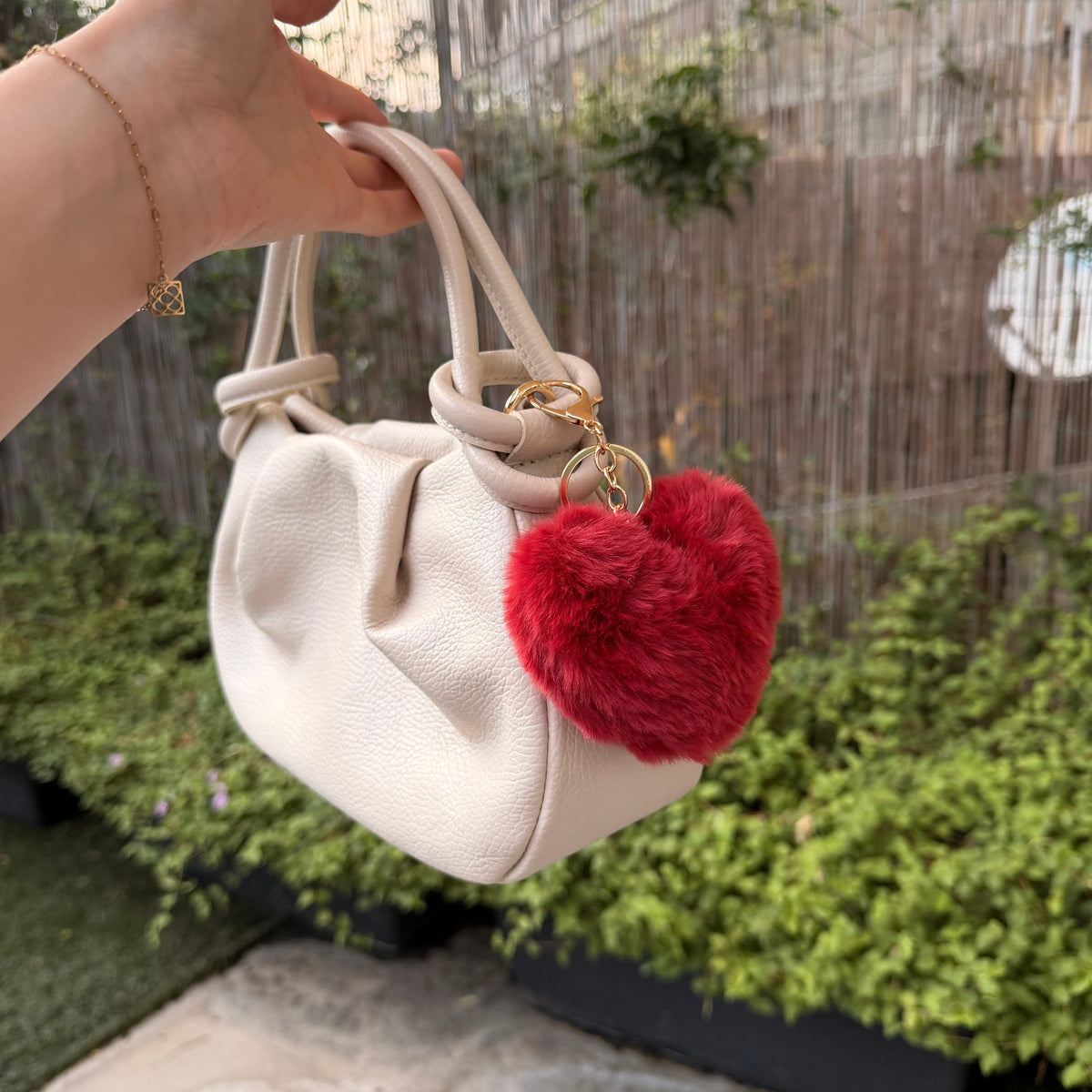 Fluffy hart bag charm rood aan witte tas