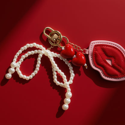 Kus met parels bag charm op rode achtergrond