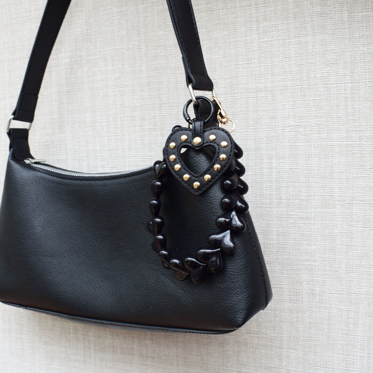 Hartjes kralen bag charm zwart aan zwarte tas