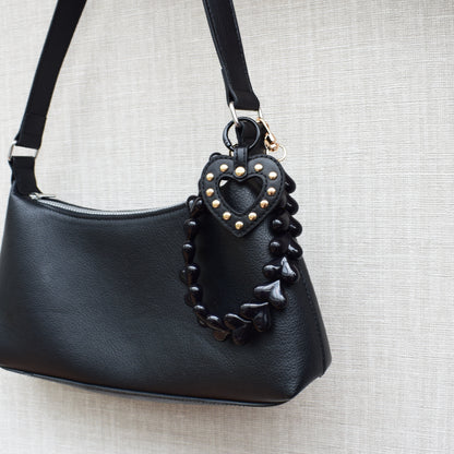 Hartjes kralen bag charm zwart aan zwarte tas