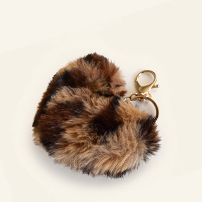 Fluffy hart bag charm met panterprint detail