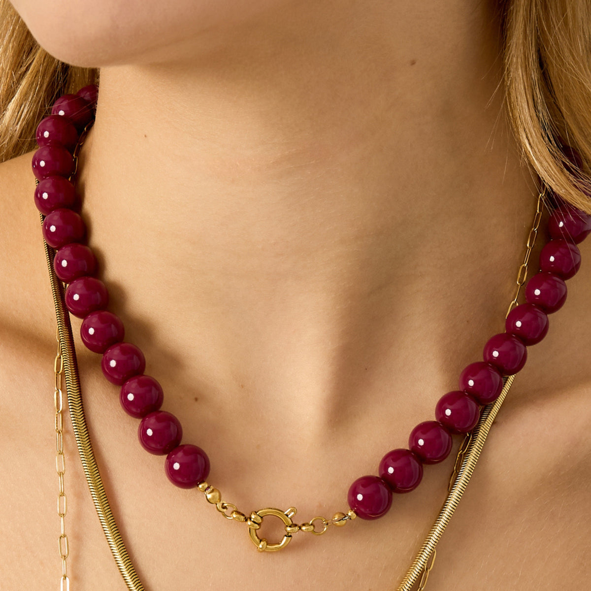 Glanzende kralenketting – fuchsia close-up gedragen