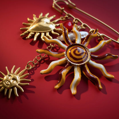Zon en hart broche goud rood close-up