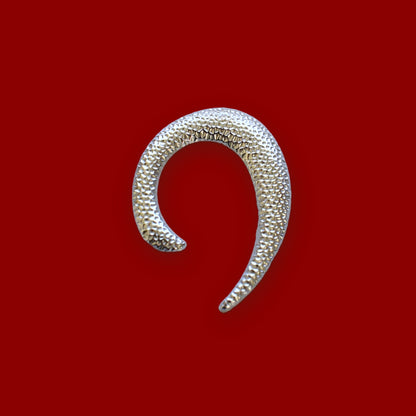 Gebogen broche zilver