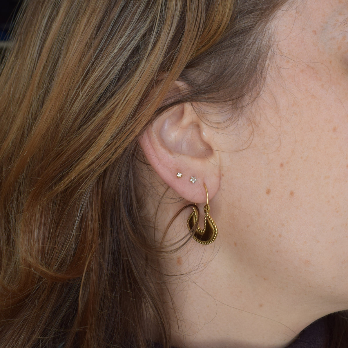 Boho fan earrings gold – worn on the ear