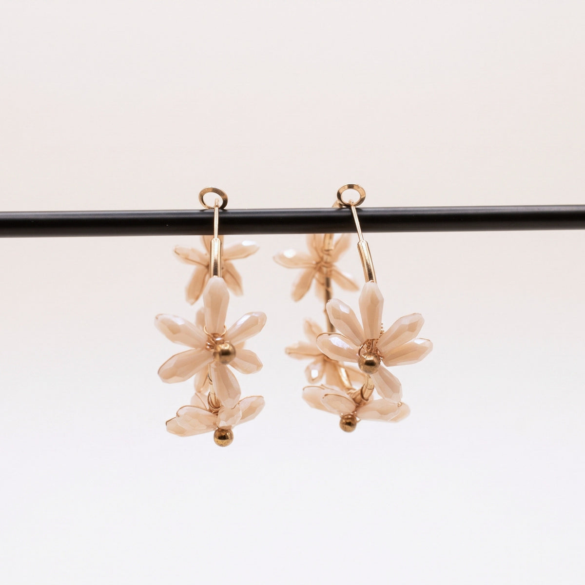 Bloemen oorbellen kralen goud wit – aan oorbellenstandaard