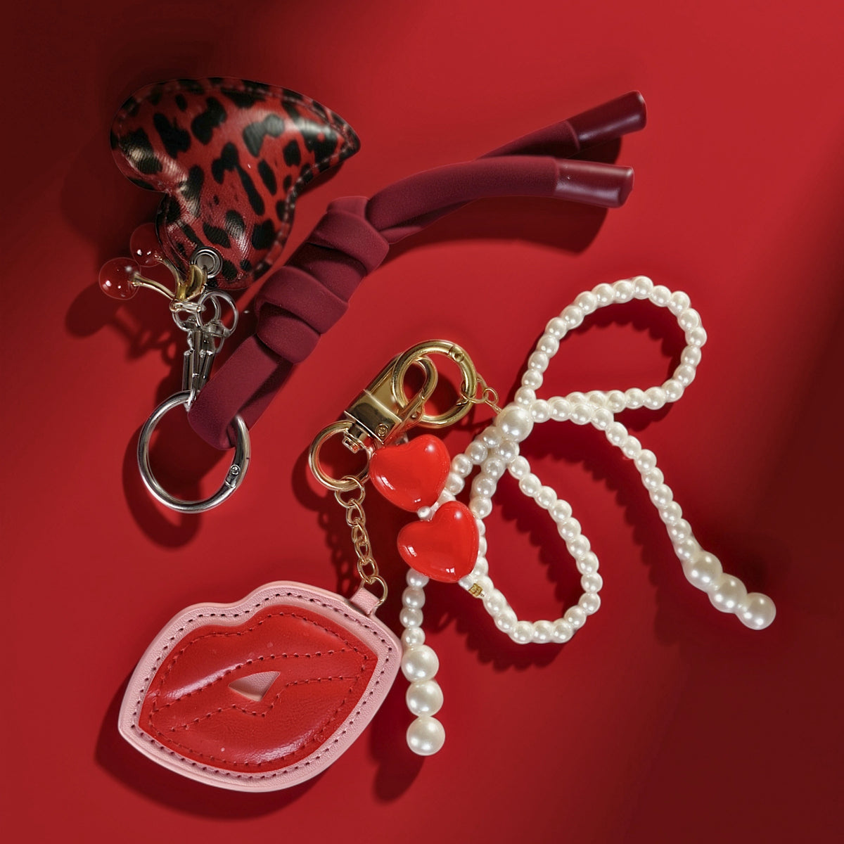 Hart en kers bag charm rood met andere bag charms